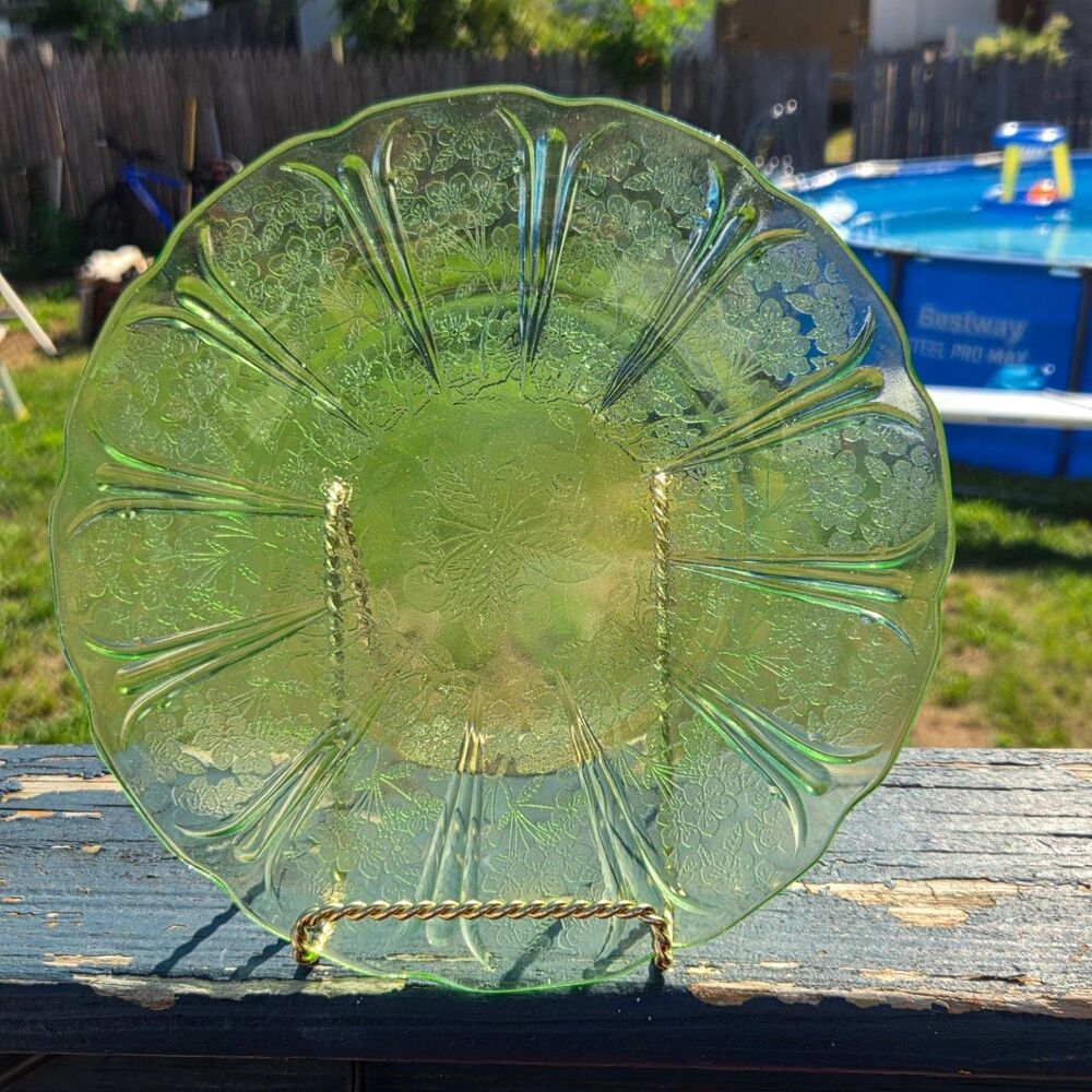 Vintage Jeannette Cherry Blossom Green Uranium Depression Glass 9" Plates Set 2 - Picture 3 of 9